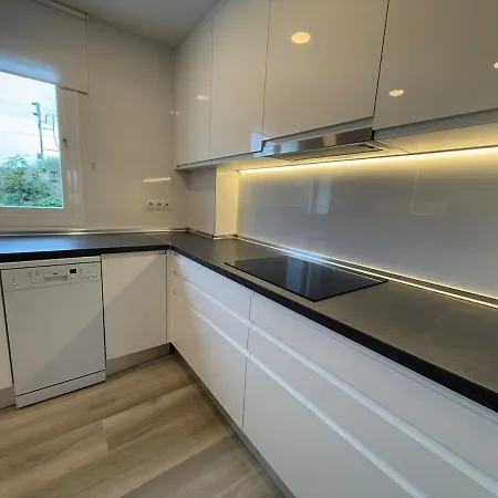 Stylish & Sunny With Pool Apartment *