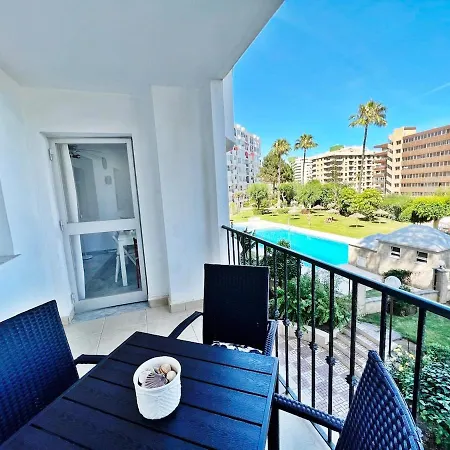 Stylish & Sunny With Pool *